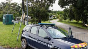 Voiture de gendarmerie pendant le confinement en Guyane. 