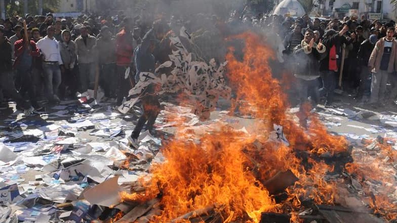 Manifestants brûlant des documents du parti Ennahda devant les locaux du parti à Gafsa. Le parti islamiste Ennahda, qui dirige la coalition au pouvoir en Tunisie, a refusé jeudi la dissolution du gouvernement proposée par le Premier ministre Hamadi Jebali