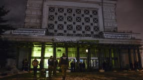 Des enquêteurs travaillent sur le site de l'explosion dans un supermarché à Saint-Pétersbourg, le 27 décembre 2017. 