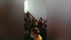 Des étudiants agglutinés à la Maison des Examens à Arcueil vendredi 2 avril