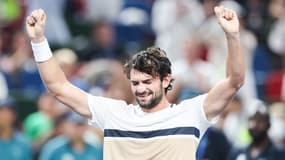 Valentin Vacherot célèbre son titre au Masters 1000 de Shanghai après sa finale contre son cousin Arthur Rinderknech (4-6, 6-3, 6-3), le 12 octobre 2025