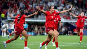 La buteuse de la Suisse Riola Xhemaili explose de joie après son but contre la Finlande à Genève le 10 juillet 2025