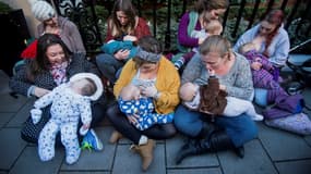 Des mères allaitent leurs enfants au cours d'une manifestation devant l'hôtel Claridge à Londres, le 6 décembre 2014, après un incident au cours duquel une des employés de l'hôtel ont demandé à une femme de couvrir son sein pendant qu'elle allaitait (photo d'illustration)
