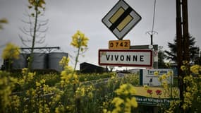 L'entrée de la ville de Vivonne, dans la Vienne, où une joggeuse est portée disparue, le 12 avril 2025