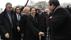 Ségolène Royal à Cergy-Pontoise, mercredi. Loin derrière Dominique Strauss-Kahn dans les sondages, les autres "présidentiables" socialistes multiplient les contacts avec les Français, donnant ainsi l'image d'un favori éloigné des affaires nationales. /Pho