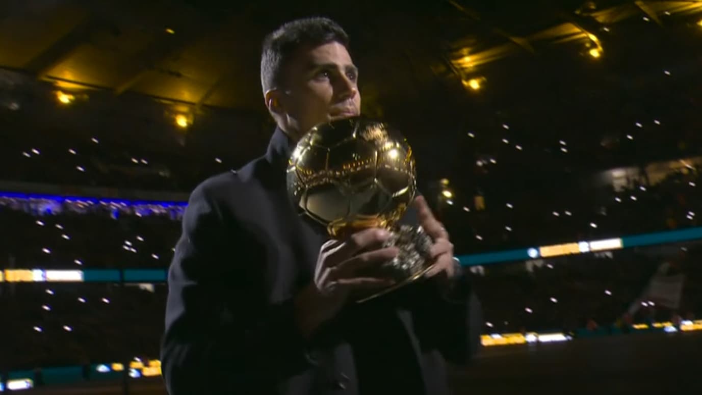 Rodri a présenté son Ballon d'or à l'Etihad Stadium, 23 novembre 2024