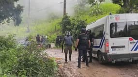 Des policiers d'une brigade de CRS participant à l'opération Wuambushu, à Mayotte.