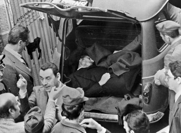 Aldo Moro, retrouvé le 9 mai 1978 dans une voiture à Rome, la photo qui a sidéré l'Italie. 