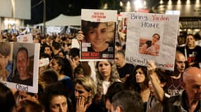 Une manifestation des familles et soutiens des otages enlevés par le Hamas a rassemblé samedi soir plusieurs milliers de personnes à Tel-Aviv 