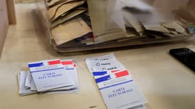 Des cartes électorales, à Paris, le 27 juin 2021