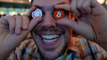Derrière la bonne humeur de façade, les utilisateurs de bitcoins sont inquiets. Ils se sont réunis à Tokyo, ce 27 févier. Ici, James MacWhyte, l'un des membres d'un club d'échanges "Bitcoin Tokyo".