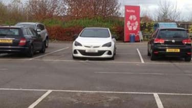 La photo de cet automobiliste britannique garé sur deux places a fait le tour des réseaux sociaux