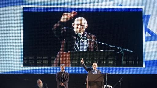 Naftali Bennett, chef du Foyer juif et ministre de l'Economie israélien, tient un meeting électoral le 15 mars 2015 à Tel Aviv