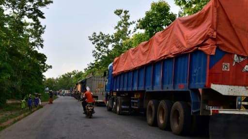 Des camions à l'arrêt à l'entrée de Bouaké, en Côte d'Ivoire, le 14 mai 2017