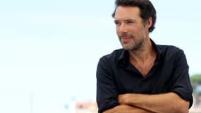 Nicolas Bedos lors de la promotion du film "OSS 117 : Alerte Rouge en Afrique Noire" lors du 74e Festival de Cannes le 17 juillet 2021
