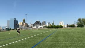 Le terrain de football de Pierre-Bénite, où des taux de perfluorés anormalement élevés ont été détectés.