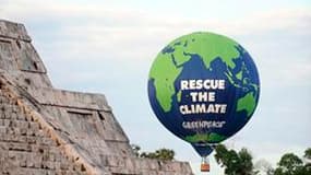 Une mongolfière de Greenpeace survole le site maya de Chichen Itza, près de Cancun au Mexique. Les représentants de près de 200 pays se retrouvent à partir de lundi, et ce jusqu'au 10 décembre, dans la cité balnéaire mexicaine pour tenter de s'entendre su