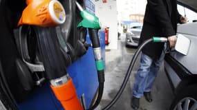 Le gouvernement n'exclut pas un blocage temporaire des prix des carburants dans les prochaines semaines si ceux-ci continuent à augmenter. /Photo d'archives/REUTERS/Eric Gaillard
