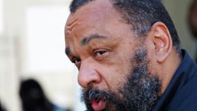 Le polémiste Dieudonné MBala MBala à la sortie du tribunal de Chartres, le 22 juin 2020