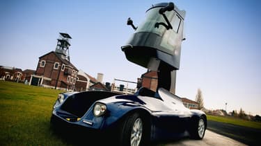 L’Iris Viséo est une monoplace française qui offre une autonomie de 80 km à 25 km/heure. Elle roule à 5 km/h quand la cabine est en hauteur.
