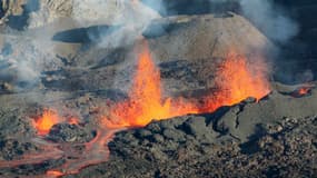 De la lave coulant du piton de la Fournaise, lors de l'éruption du volcan, le 25 août 2015. (Photo d'illustration) 