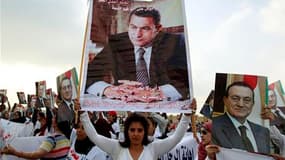 Les partisans de Hosni Moubarak devant un tribunal au Caire où le procès de l'ancien président égyptien reprend ce lundi au Caire. L'audience pourrait décider de la convocation ou non comme témoin du maréchal Mohamed Hussein Tantaoui, le chef du Conseil s