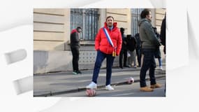 Le député LFI Thomas Portes a publié une photo de lui, ballon de foot à l'effigie du ministre du Travail, au pied.