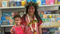 Béatrice Mou Sang Airuarii avec son fils lors d'une dédicasse de son livre en 2024