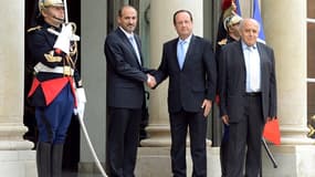 Poignée de main sur le perron de l'Elysée entre Ahmad al Jarba et François Hollande.