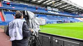Un caméraman se prépare avant le match de Ligue 2 Caen-Auxerre