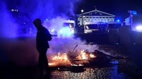 Un brasier allumé par des manifestants sur la place de la Concorde à Paris, le 17 mars 2023