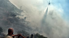 Un hélicoptère lutte contre les flammes, le 17 juillet à Athènes. (Illustration)