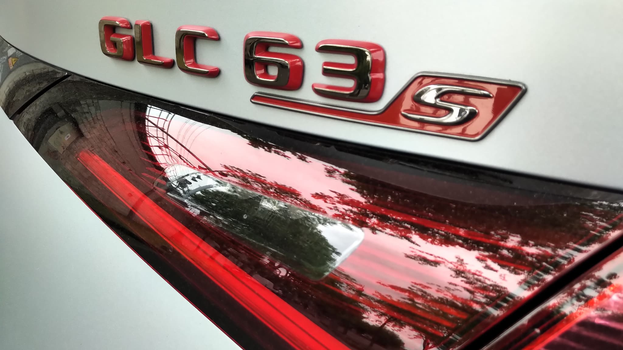 Comme tous les modèles de cette nouvelle génération, le GLC Coupé 63 S est une version électrifiée, ici hybride rechargeable haute performance, d'où le label "E Performance" apposé par Mercedes.