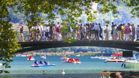 Des touristes sur le pont des amours à Annecy, le 2 août 2024 (image d'illustration)