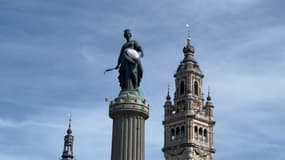 Sur la Grand-Place, où sera déployée la zone d'animation avant les matchs, la déesse tient dans ses mains un ballon de rugby.