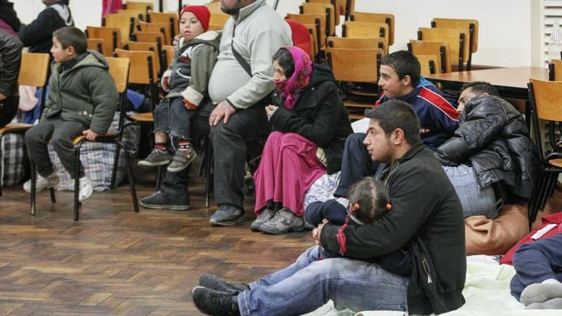 Familles de Roms dans une salle paroissiale lyonnaise. Quatre jours après avoir été condamné à reloger en urgence dix familles de Roms expulsées d'un campement de fortune le 28 mars dernier, le préfet du Rhône n'a toujours pas exécuté la décision de justi