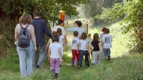 Des enfants accompagnés d'adultes se promènent dans la campagne ornaise (illustration)