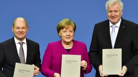 De gauche à droite: Olaf Scholz, le ministre des Finances, Angela Merkel, la chancelière, et le ministre de l'Intérieur, Horst Seehofer le 12 mars 2018  
