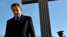 A l'occasion du 41e anniversaire de la mort du général de Gaulle, Nicolas Sarkozy a déposé une gerbe devant le monument en forme de croix de Lorraine qui, à Colombey-les-deux-églises, domine le mémorial dédié dédié à l'homme de l'appel du 18 juin 1940. /P