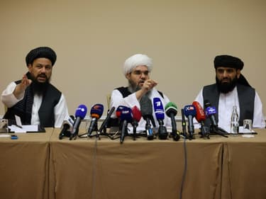 Les représentants talibans Abdul Latif Mansoor (g), Shahabuddin Delawar (c) et Suhail Shaheen, lors d'une conférence de presse à Moscou, le 9 juillet 2021 (photo d'illustration)