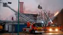 Les pompiers ont éteint l'incendie qui s'est déclenché dans le complexe Sportica à Gravelines, le 25 décembre 2023.
