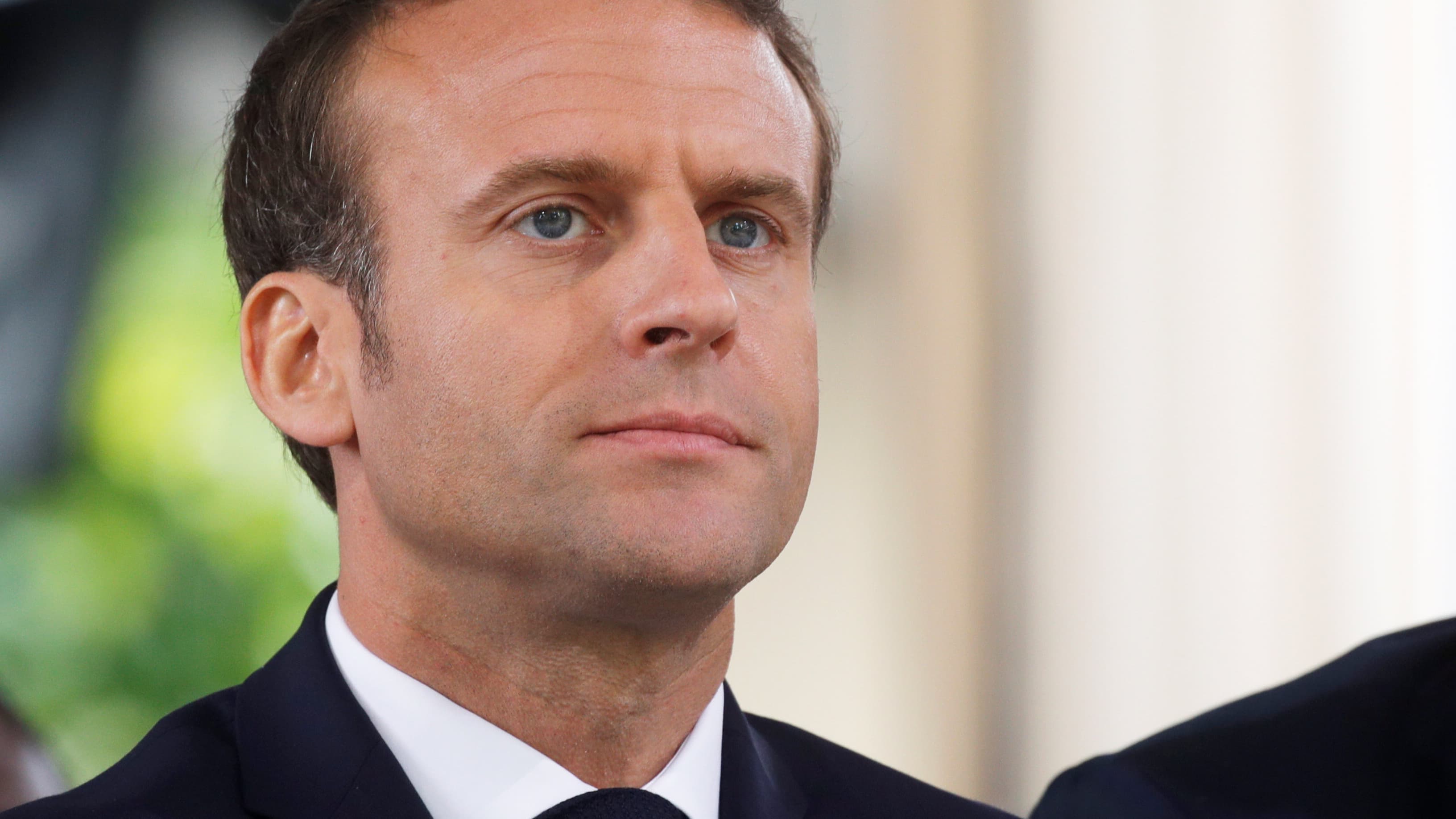 Фото президента франции. Эммануэль Макрон. Франция Эммануэль Макрон. Эммануэль Макрон плачет.