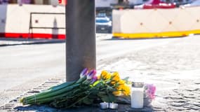 Des fleurs déposées en hommage aux victimes d'un incendie dans un bar à Crans-Montana, en Suisse, le 1er janvier 2026