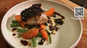 La recette d'un filet de merlu sauce soja-algues-sésame, haricots-verts et abricots sautés concoctée par Bérangère Fagart, cheffe du restaurant Selune, à Paris.