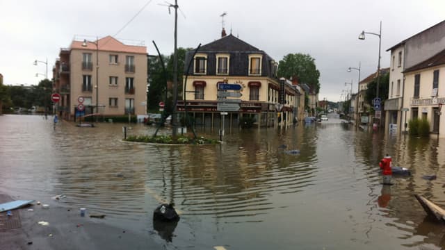 Le centre-ville de Longjumeau est inondé.