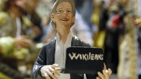Julian Assange, le fondateur de WikiLeaks, sera peut-être seul en prison à Londres mais dans la crèche de Noël de Naples il est en bonne compagnie avec Jésus, Marie et Joseph. /Photo prise le 6 décembre 2010/REUTERS/Ciro De Luca
