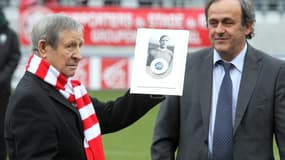 En 2011, Michel Platini, alors président de l'UEFA, avait remis un trophée à l'ancienne star du stade de Reims, Raymond Kopa.