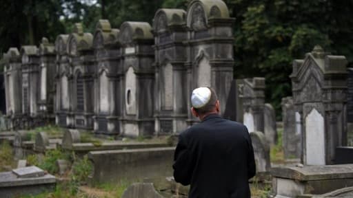 Un juif rendant hommage dans le plus vieux cimetière juif à Lodz, en Pologne, en 2009. 