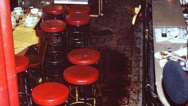 Quelques heures après l'attentat dans le restaurant rue des Rosiers, en août 1982. Quelques heures après l'attentat dans le restaurant rue des Rosiers, en août 1982.