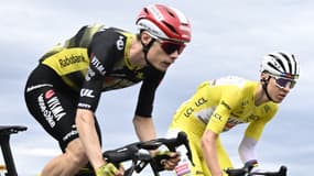 Jonas Vingegaard et Tadej Pogacar lors de la 17e étape du Tour de France, le 23 juillet 2025